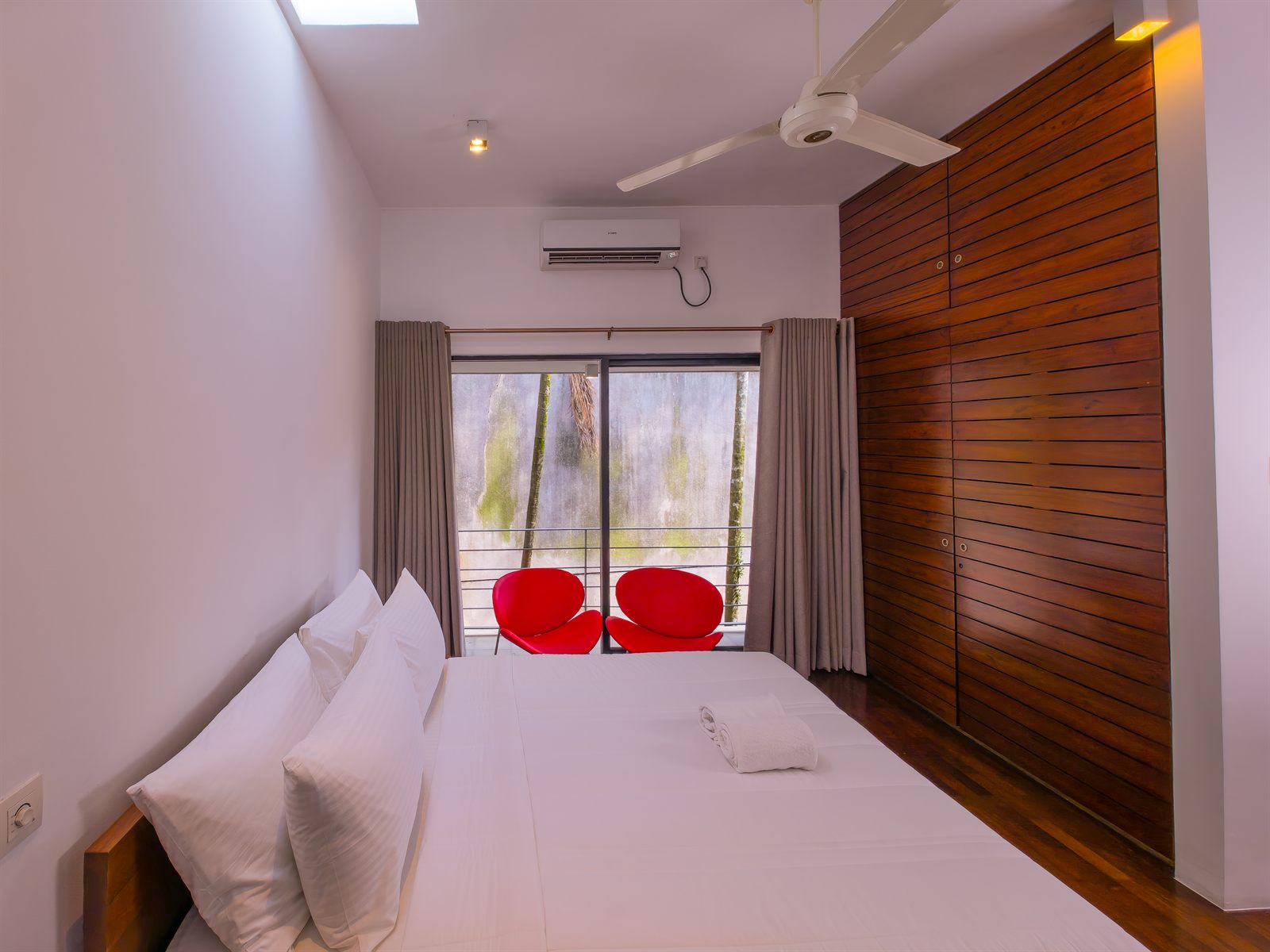 Deluxe Room bed facing balcony seating